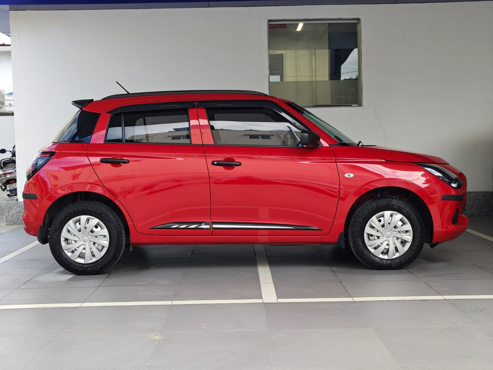 MARUTI SUZUKI SWIFT LXI